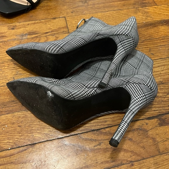 Plaid ankle booties with a ring zipper - Picture 6 of 9